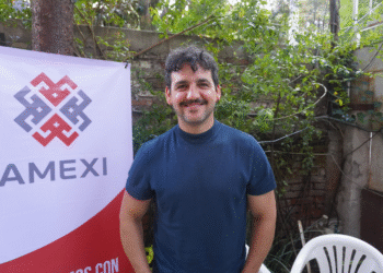 Fran Perea sonriendo durante una entrevista en México, promocionando su gira "Punto y Aparte" y su próximo álbum "El Hombre Invisible".