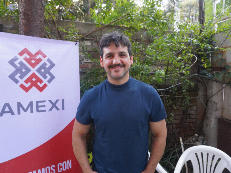 Fran Perea sonriendo durante una entrevista en México, promocionando su gira "Punto y Aparte" y su próximo álbum "El Hombre Invisible".