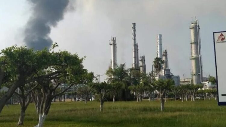 Por explosión, desalojan complejo de gas Cactus de Pemex, en Reforma, Chiapas