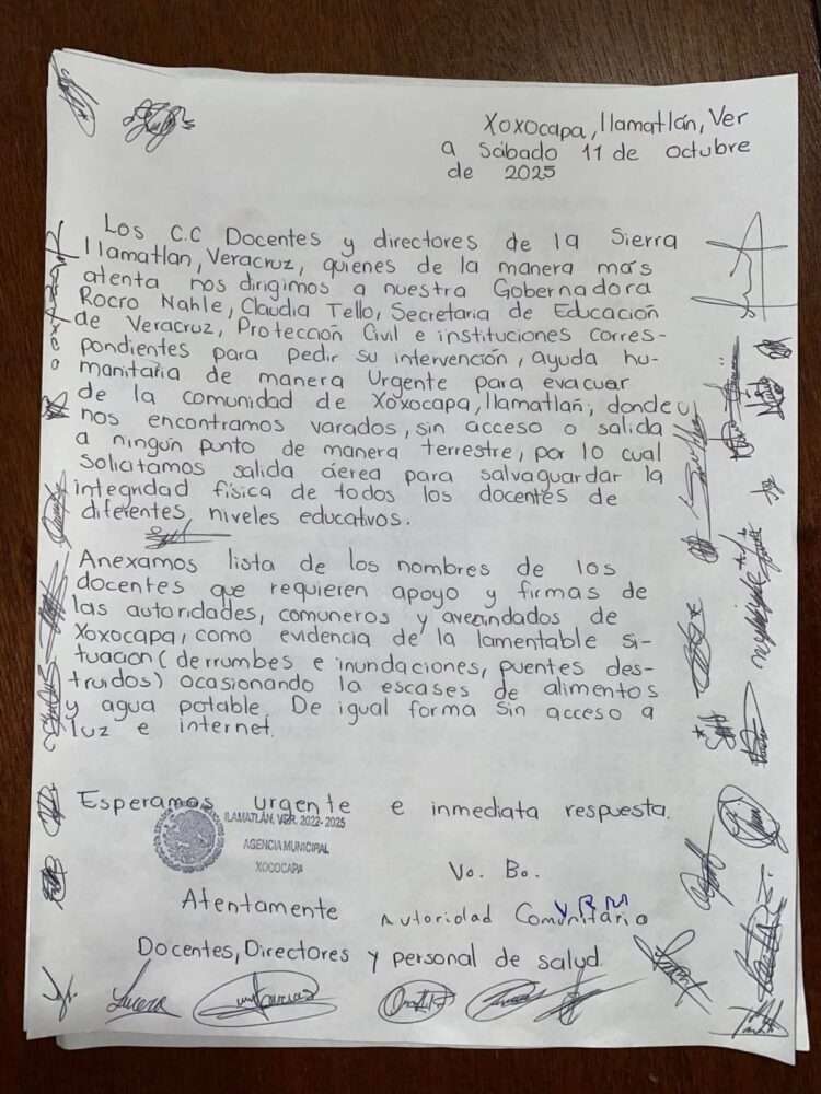 Veracruz: atrapados más de 100 maestros en Ilamatlán. AMEXTLI. / Foto: Ignacio Álvarez