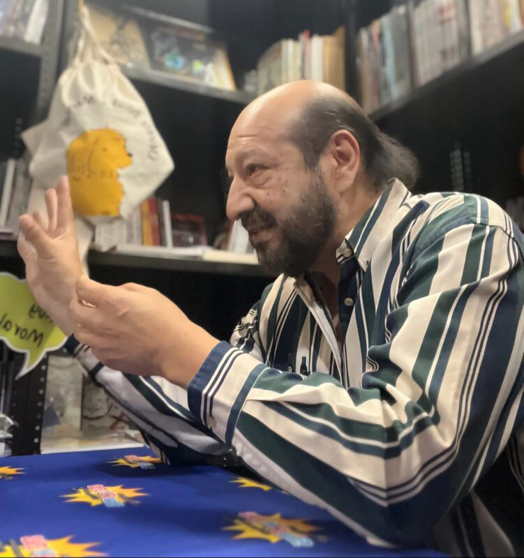 Arturo Kemchs platica sobre su libro Rius de carne y hueso. 16 de octubre, 2025 / AMEXI / Foto : cortesía de Arturo Kemchs