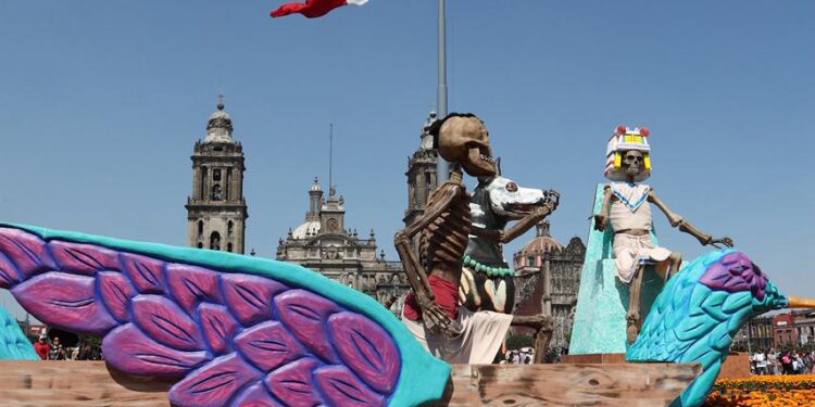 Ofrenda Monumental de Día de Muertos en el Zócalo celebra a Tonantzin y 700 años de México-Tenochtitlan