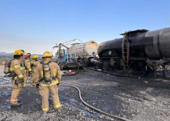 Querétaro. 27 de octubre, 2025. Incendio en empresa de asfalto en municipio El Marqués, Querétaro. AMEXI / FOTO: @BomberosQro