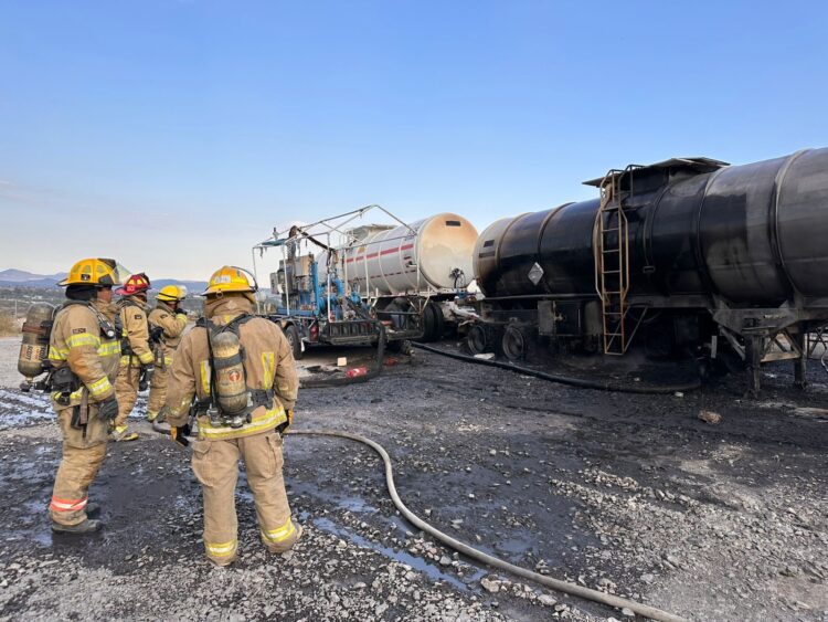 Querétaro. 27 de octubre, 2025. Incendio en empresa de asfalto en municipio El Marqués, Querétaro. AMEXI / FOTO: @BomberosQro