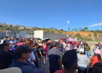 Ixtapaluca Movilización social frena saqueo de presuntas pipas huachicoleras. AMEXI