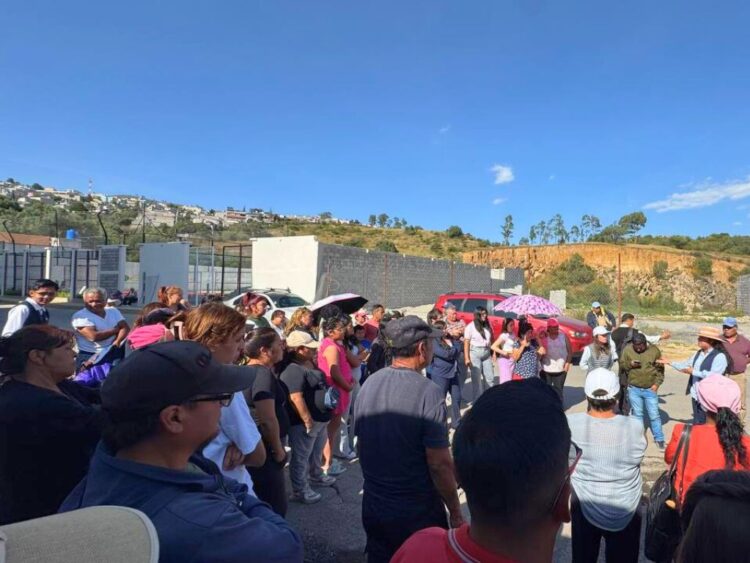 Ixtapaluca Movilización social frena saqueo de presuntas pipas huachicoleras. AMEXI