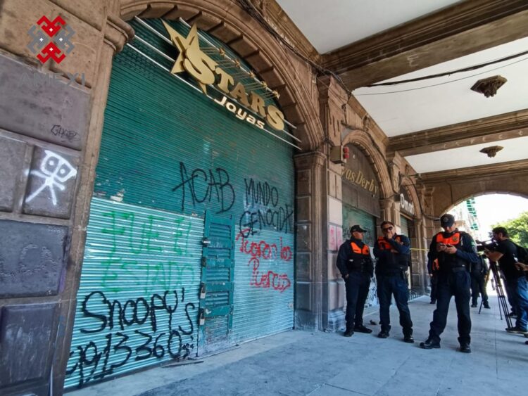 «Robaron años de inversión»: Pequeños joyeros del Zócalo (Video)