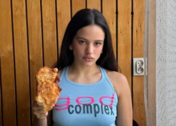 Rosalía se hace viral al probar el pozole | AMEXI/FOTO: IG @larosalia.vt