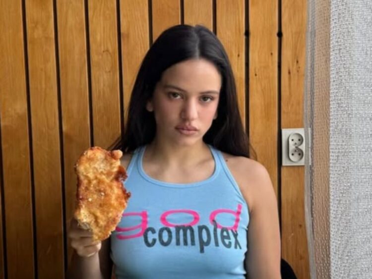 Rosalía se hace viral al probar el pozole | AMEXI/FOTO: IG @larosalia.vt