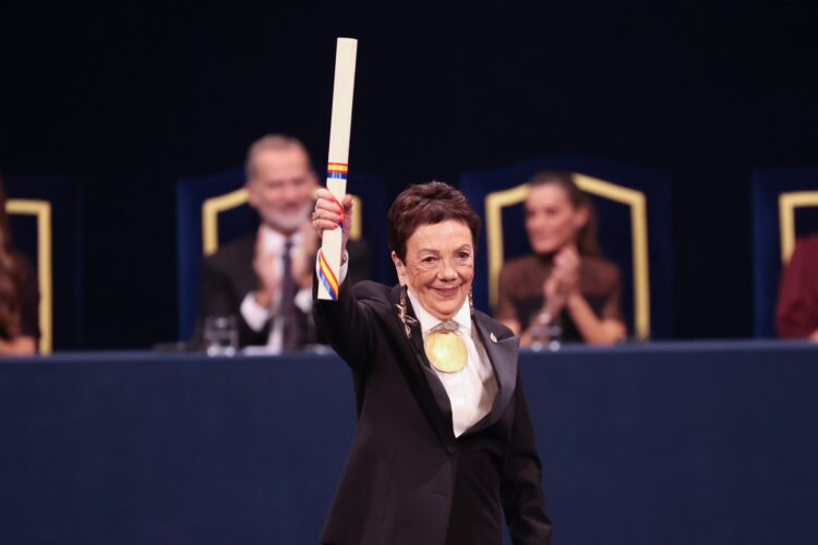 Oviedo, España. 24 de octubre, 2025. La fotógrafa Graciela Iturbide recibe el premio Princesa de Asturias. AMEXI / FOTO: @CasaReal