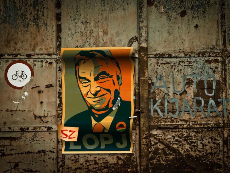 La regresión autoritaria. Foto ibor Janosi Mozes en Pixabay