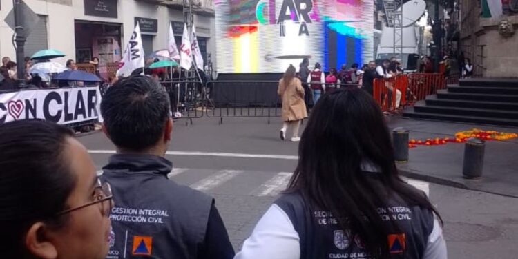 Llegada de personajes al primer informe de Clara Brugada. 12 de octubre de 2025. Foto Iván Cortés