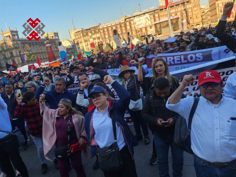 Miles de trabajadores de diferentes subsistemas de educación media superior salieron a las calles para exigir que los diputados etiqueten 2 mil millones de pesos en el PEF 2026, para abatir rezago salarial