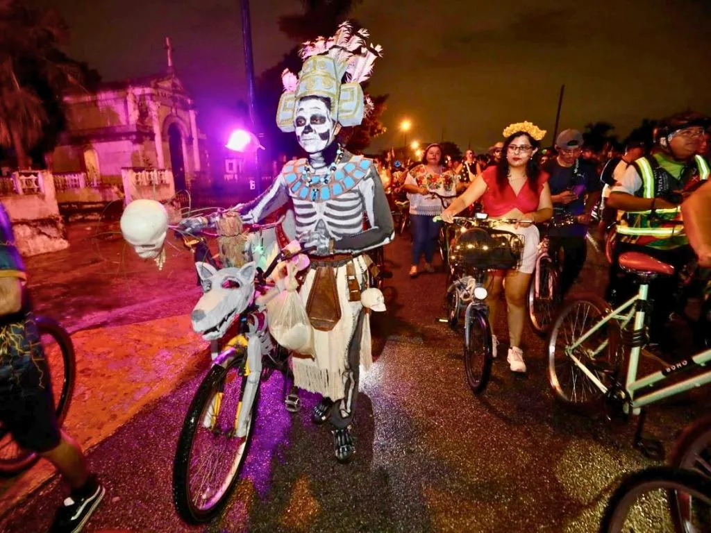 Más de mil ciclistas participaron en la Rodada de las Ánimas 2025. AMEXI