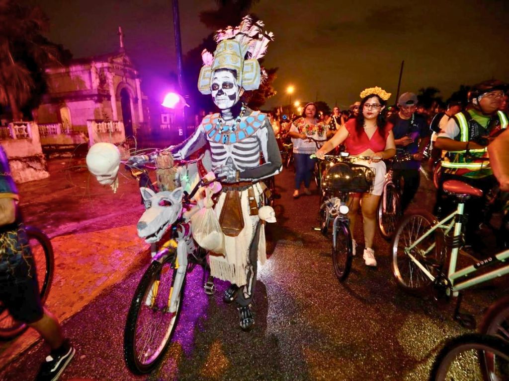 Más de mil ciclistas participaron en la Rodada de las Ánimas 2025. AMEXI