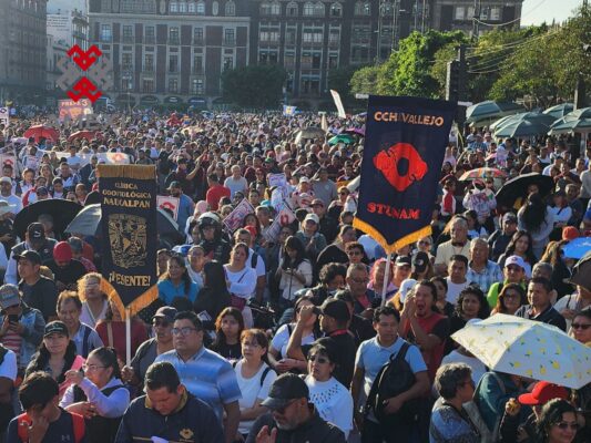 Miles de trabajadores del STUNAM participan en el Mitin en el zócalo de la CDMX en el marco de su emplazamiento a huelga, octubre del 2025