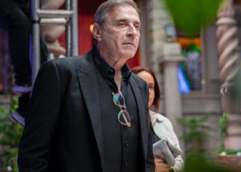 Morris Gilbert, recibe premio a su labor y opina sobre el boom de “Mentiras”