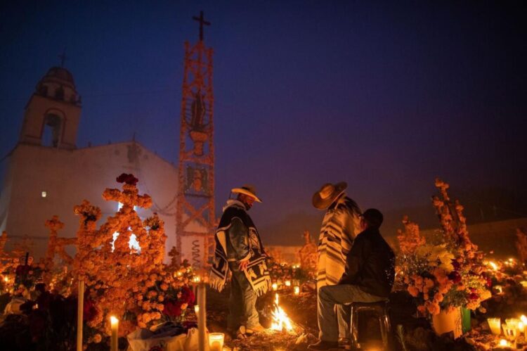 Noche de Muertos en Michoacán, con copal y flor de cempasúchil, una celebración única en el mundo