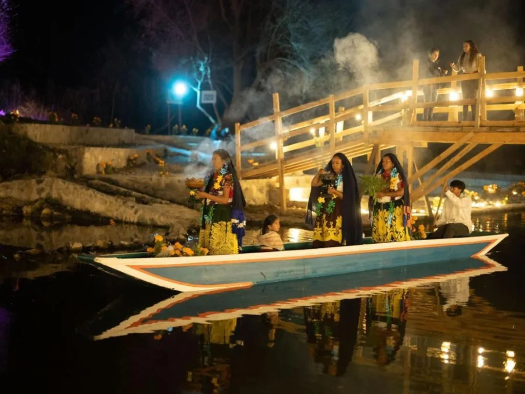 Noche de Muertos en Pátzcuaro, Michoacán. Tradición centenaria. AMEXI
