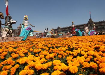 Brugada inaugura Ofrenda Monumental de Día de Muertos en Zócalo capitalino