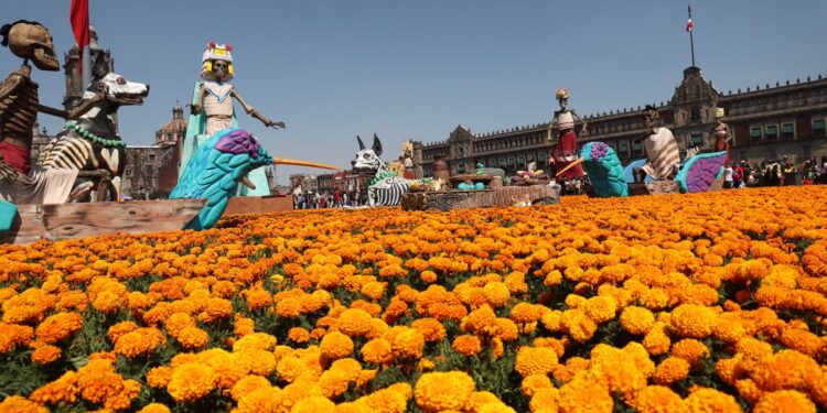 Brugada inaugura Ofrenda Monumental de Día de Muertos en Zócalo capitalino