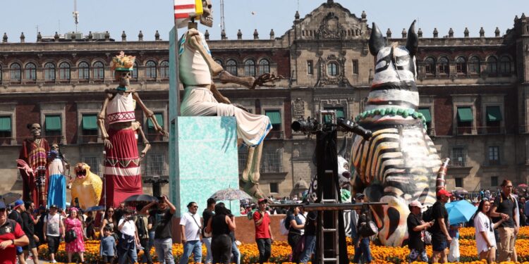 Brugada inaugura Ofrenda Monumental de Día de Muertos en Zócalo capitalino