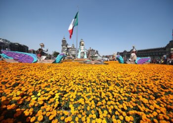 Ofrenda Monumental de Día de Muertos en el Zócalo celebra a Tonantzin y 700 años de México-Tenochtitlan