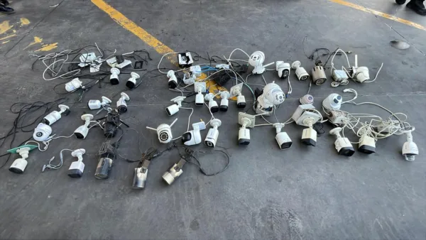 Ecatepec, Estado de México. 30 de octubre, 2025. Operativo para retirar 37 cámaras irregulares operadas por “Los 300”. AMEXI / FOTO: Luis Ayala