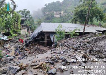 Las autoridades se han movilizado para recuperar los caminos y entregar la ayuda a los habitantes de Pahuatlán.
