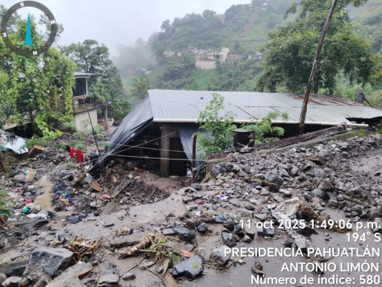 Las autoridades se han movilizado para recuperar los caminos y entregar la ayuda a los habitantes de Pahuatlán.