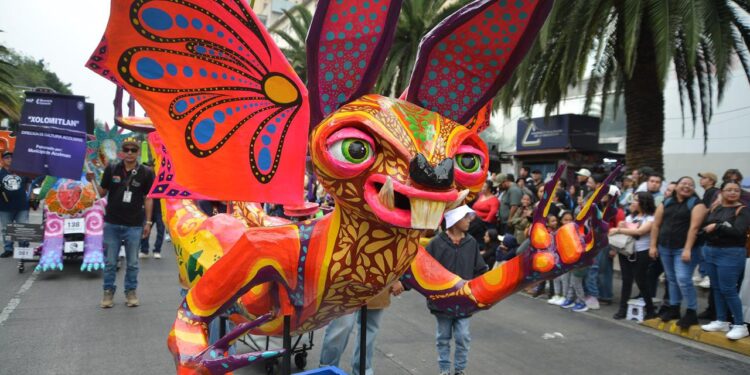 Cientos de personas se dieron cita en el Zócalo y Paseo de Reforma para presenciar el 17° Desfile de Alebrijes. AMEXI/Foto/Benjamín Flores