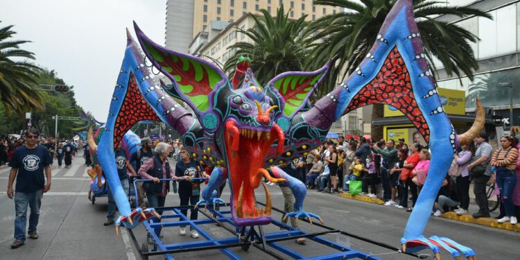 Cientos de personas se dieron cita en el Zócalo y Paseo de Reforma para presenciar el 17° Desfile de Alebrijes. AMEXI/Foto/Benjamín Flores