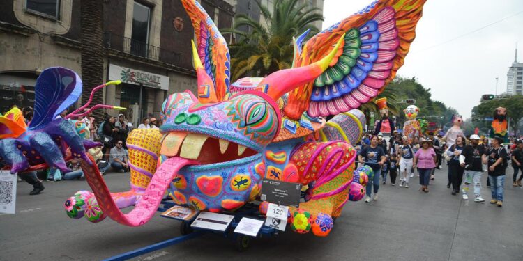 Cientos de personas se dieron cita en el Zócalo y Paseo de Reforma para presenciar el 17° Desfile de Alebrijes. AMEXI/Foto/Benjamín Flores