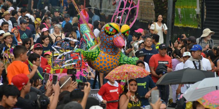 Cientos de personas se dieron cita en el Zócalo y Paseo de Reforma para presenciar el 17° Desfile de Alebrijes. AMEXI/Foto/Benjamín Flores
