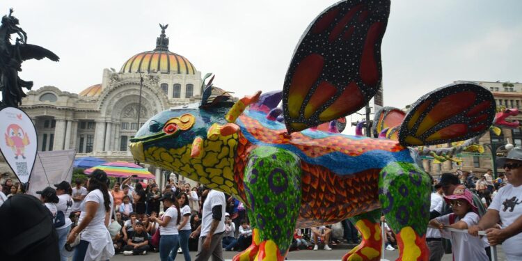 Cientos de personas se dieron cita en el Zócalo y Paseo de Reforma para presenciar el 17° Desfile de Alebrijes. AMEXI/Foto/Benjamín Flores