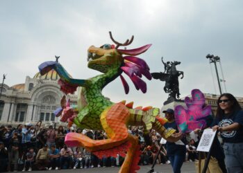 Cientos de personas se dieron cita en el Zócalo y Paseo de Reforma para presenciar el 17° Desfile de Alebrijes en la Ciudad de México. AMEXI /Foto: Benjamín Flores.