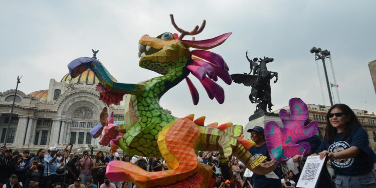 Cientos de personas se dieron cita en el Zócalo y Paseo de Reforma para presenciar el 17° Desfile de Alebrijes en la Ciudad de México. AMEXI /Foto: Benjamín Flores.