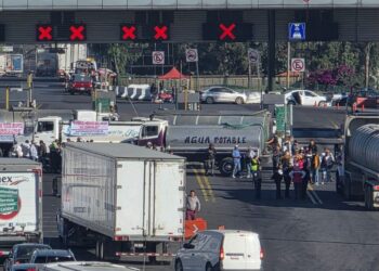 Piperos bloquean caseta de Tepoztlán, en la México-Querétaro. Foto Especial