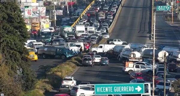 Estado de México. 27 de octubre, 2025. Piperos en Ecatepec paralizan el municipio tras cierre de pozos clandestinos. AMEXI / FOTO: Luis Ayala