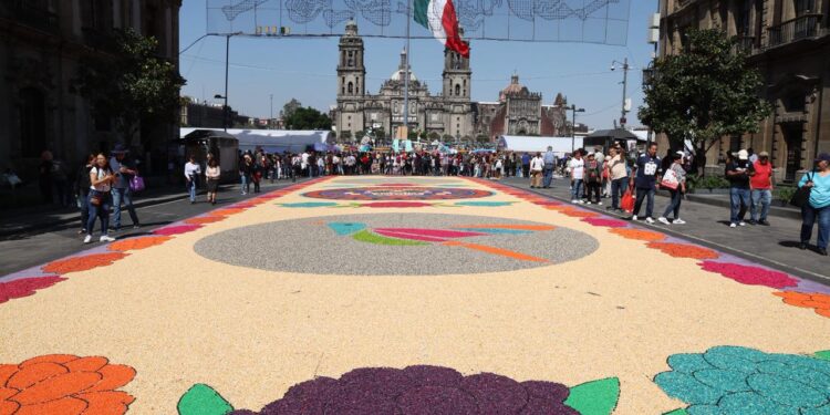 Previo a la inauguración de la Ofrenda Monumental en el Zócalo