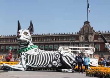 Previo a la inauguración de la ofrenda monumental en el Zócalo 4. AMEXI Foto Benjamín Flores
