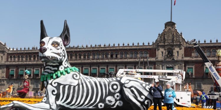 Previo a la inauguración de la ofrenda monumental en el Zócalo 4. AMEXI Foto Benjamín Flores