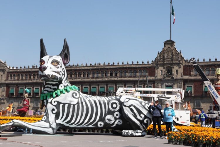 Previo a la inauguración de la ofrenda monumental en el Zócalo 4. AMEXI Foto Benjamín Flores