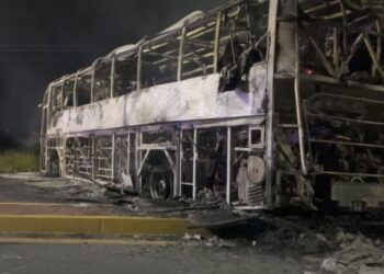 Restos calcinados de una unidad de transporte. Ola de terror