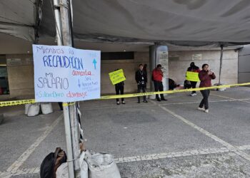 Trabajadores del SAT se fueron a paro esta mañana con la demanda de mejores condiciones laborales sin afectar las operaciones fiscales.