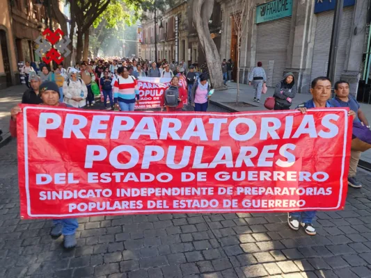Aspecto de la marcha del FNSEMS, que exigen recursos para la homologación, recategorización y basificación de trabajadores de educación media superior