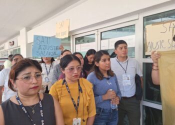 Trabajadores de confianza del SAT de Cancún bloquean accesos. 15 de octubre. Foto Mauricio Conde