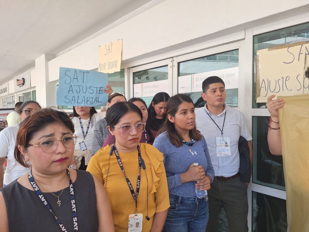 Trabajadores de confianza del SAT de Cancún bloquean accesos. 15 de octubre. Foto Mauricio Conde