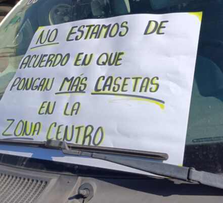 Veracruz. 27 de octubre, 2025. Veracruz: transportistas bloquean parcialmente autopista, rechazan instalación de casetas. AMEXI / FOTO: Ignacio Álvarez