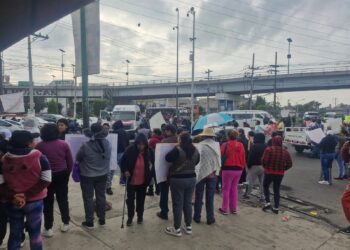Vecinos bloquean la avenida Bordo de Xochiaca por falta de agua. 20 de octubre, 2025. AMEXI / FOTO: Luis Ayala
